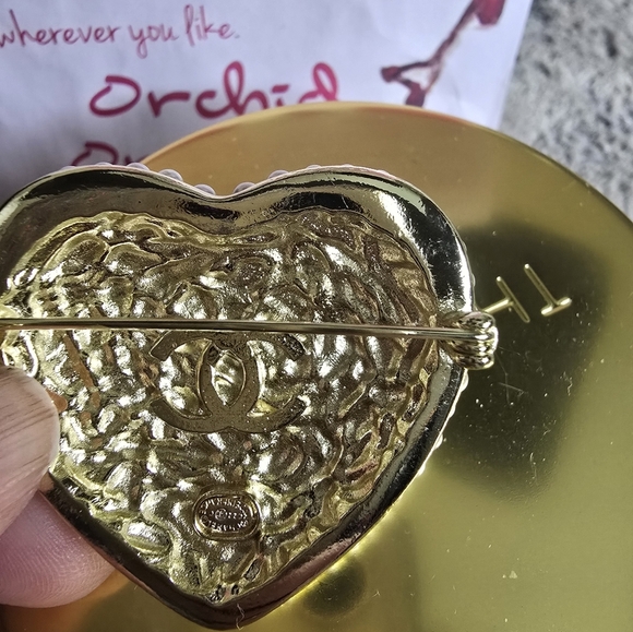 Gorgeous Stamped Brooche - Picture 8 of 12